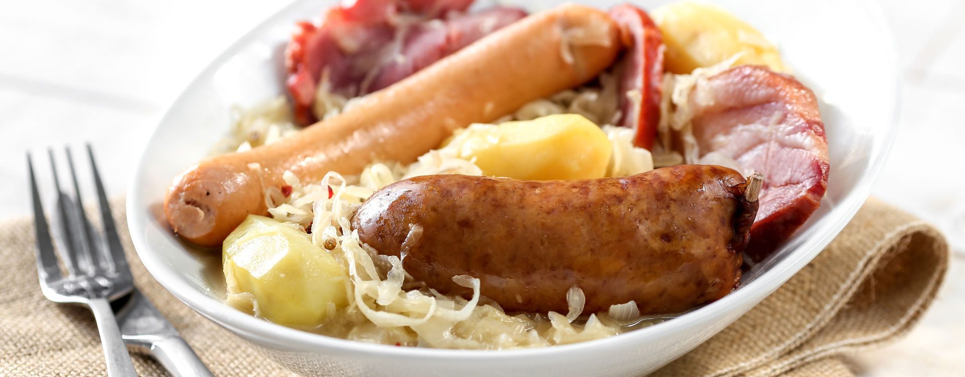 RESTAURANT TRADITIONNEL CHOUCROUTE ALSACE 1920X750 | L'abreuvoir Quelle viande choisir pour une choucroute alsacienne réussie ? Cernay